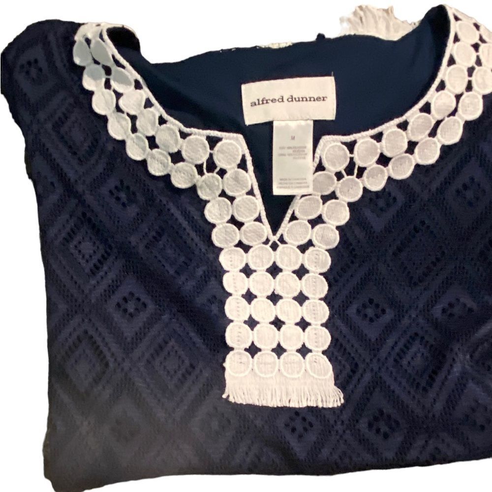 Alfred Dunner size medium blouse excellent  clean condition  classic style